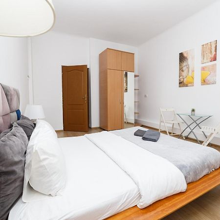 Color Apartments Franceza St Bucarest Extérieur photo
