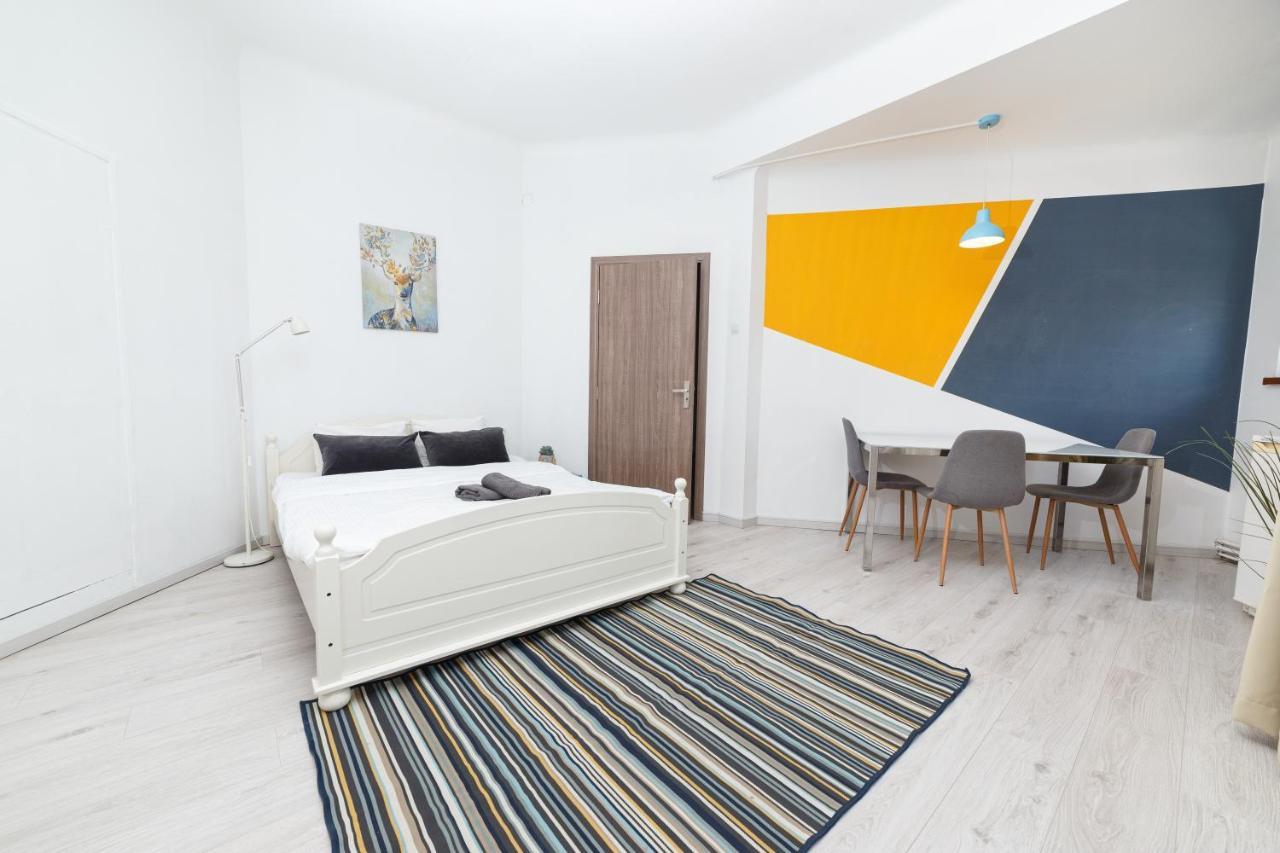 Color Apartments Franceza St Bucarest Extérieur photo